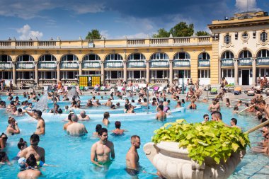 BUDAPEST, HUNGARY - Ağustos 2018: Budapeşte, Macaristan 'da Szechenyi Hamamları.