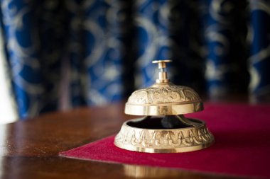 Otel resepsiyonunda zil çalıyor.