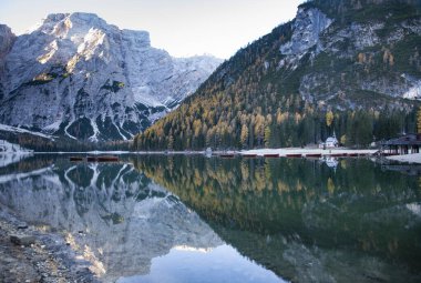 Dolomites dağlarındaki lago di Braies, Sudtirol, İtalya