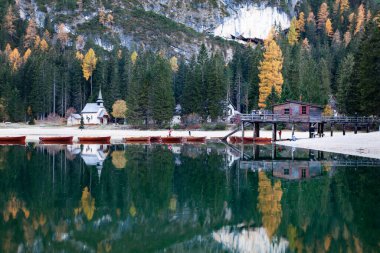 Dolomites dağlarındaki lago di Braies, Sudtirol, İtalya