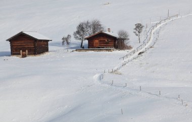 Alpe di Siusi 'deki karlı kış manzarası. Dolomitler, İtalya - kış tatilleri 