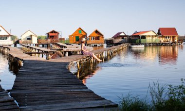 Macaristan, Bokod Gölü üzerinde yüzen köy