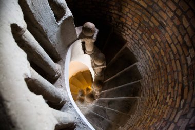 (Çoklu Değerler) SZEKESFEHERVAR, HUNGARY - AĞUSTOS. 2018: İç bahçedeki ünlü Bory Kalesi, heykeltıraş ve mimari Jeno Bory tarafından tasarlandı. Şato 40 yıl boyunca Bory tarafından kendi elleriyle inşa edildi.