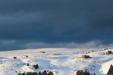 Alpe di Siusi 'deki karlı kış manzarası. Dolomitler, İtalya - kış tatilleri 