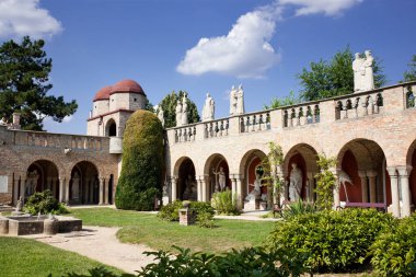 ŞEKEŞEFERVAR, AĞUSTOS. 2018: İç bahçeden ünlü Bory Kalesi manzarası, heykeltıraş ve mimar Jeno Bory tarafından tasarlandı.