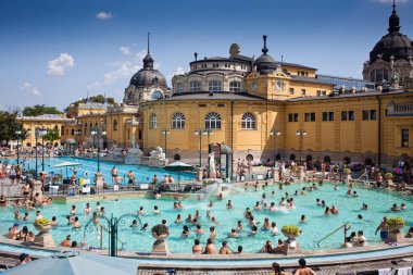 BUDAPEST, HUNGARY - Ağustos 2018: Budapeşte, Macaristan 'da Szechenyi Hamamları.