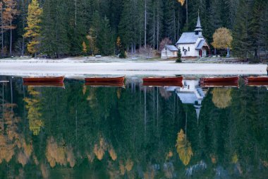 Dolomites dağlarındaki lago di Braies, Sudtirol, İtalya