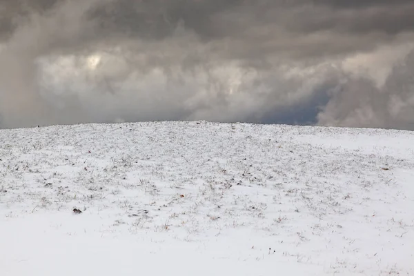 Снежный Холм Голубое Небо — стоковое фото