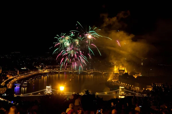 8月20日はブダペスト議会 ドナウ川と聖シュテファンの鎖橋 ハンガリー建国記念日 — ストック写真