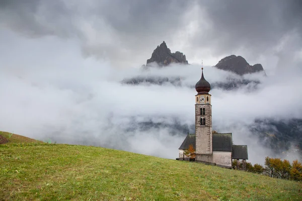 Igreja São Valentino Dia Nebuloso Final Outono Siusi Allo Sciliar — Fotografia de Stock