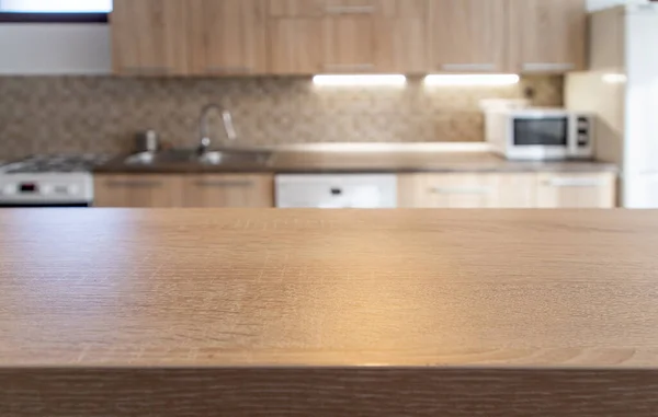 厨房内部和木制桌子空间的模糊背景 — 图库照片