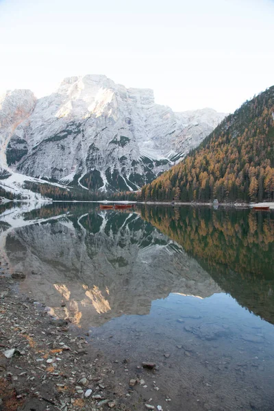 Dolomites Dağlarındaki Lago Braies Sudtirol Talya — Stok fotoğraf