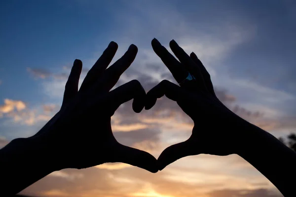 Güzel Renkli Günbatımı Arka Planı Kalp Şeklinde Eller — Stok fotoğraf