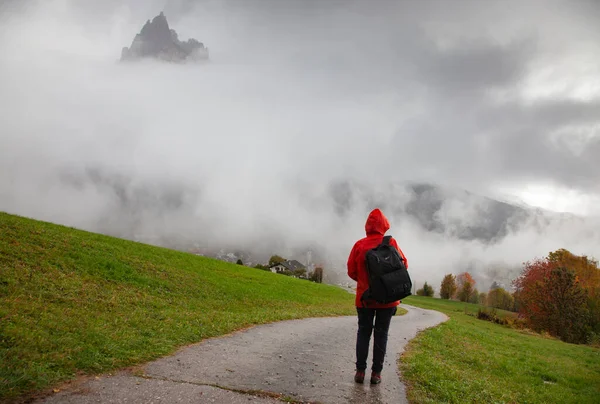 Viaggiatore Rosso Contro Vetta Nebbiosa Della Montagna — Foto Stock