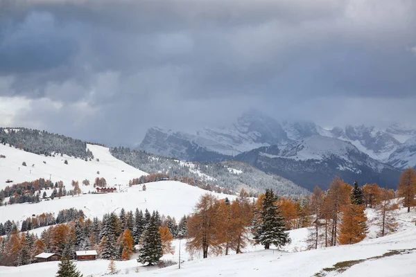 Śnieżny Wczesnozimowy Krajobraz Alpe Siusi Dolomity Włochy Zimowy Wypoczynek — Zdjęcie stockowe