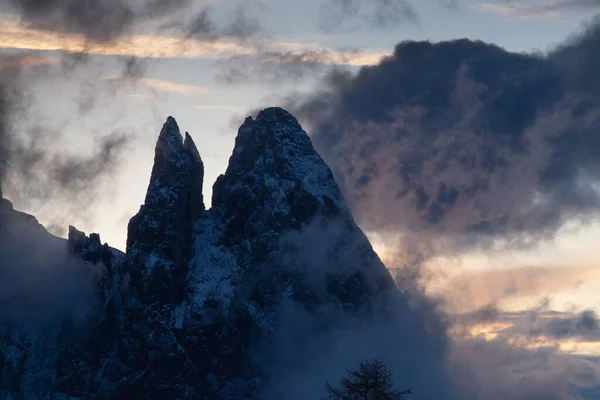 アルプ シウシの雪深い初冬の風景 ドロミテ イタリア 冬の休暇先 — ストック写真