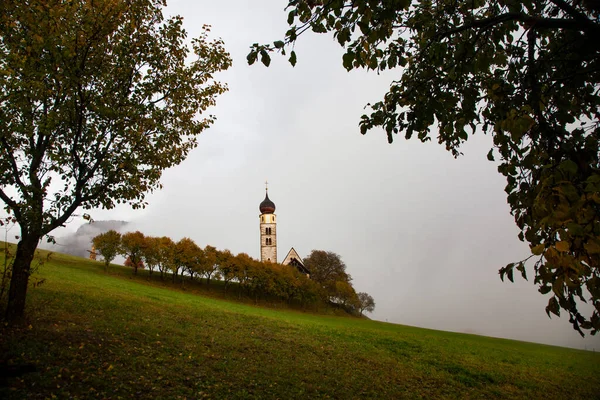霧のような晩秋の日にサンバレンティーノ教会 Siusi Allo Sciliar Castelrotto Dolomites イタリア — ストック写真