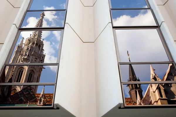 Viajes Turismo Europeo Concept Budapest Matthias Iglesia Que Refleja Vidrio —  Fotos de Stock