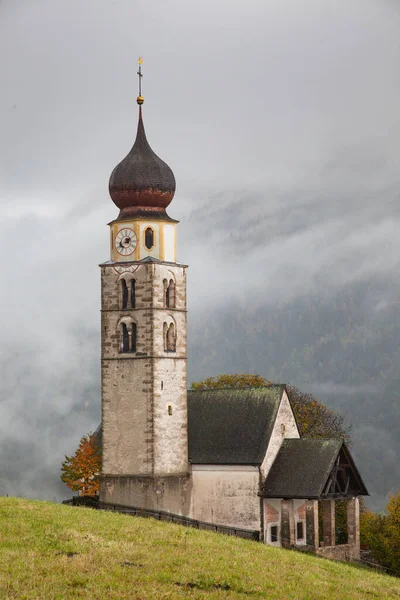 San Valentino Church Foggy Late Autumn Day Siusi Allo Sciliar — стоковое фото