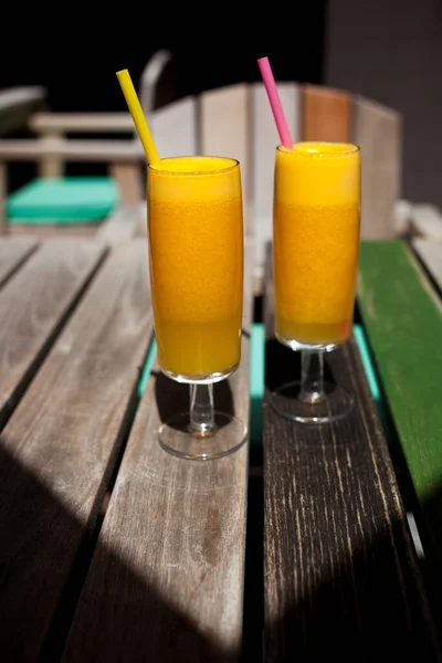 Frischer Orangensaft Auf Restauranttisch Erfrischendes Sommergetränk — Stockfoto