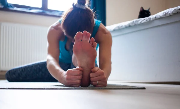 Kvinna Som Gör Yoga Hemma — Stockfoto