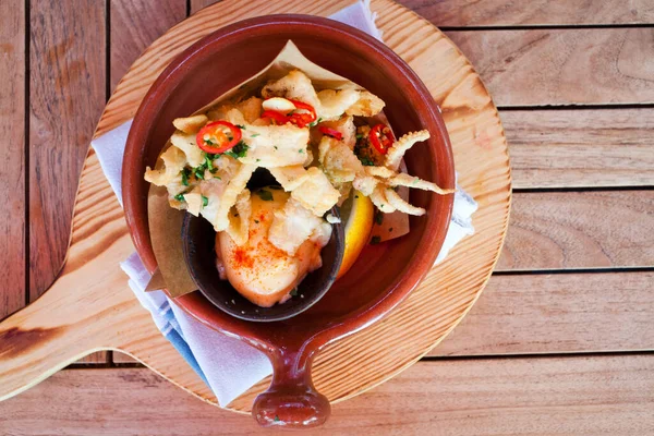 Tintenfischfritti Und Chips Auf Dem Restauranttisch — Stockfoto