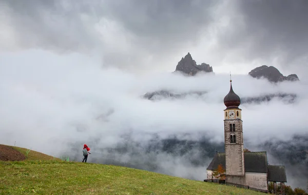 Igreja São Valentino Dia Nebuloso Final Outono Siusi Allo Sciliar — Fotografia de Stock