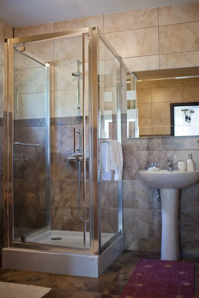 Badezimmerausstattung Mit Dusche — Stockfoto