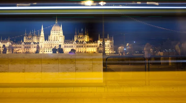 旅行やヨーロッパの観光の概念 ハンガリー ブダペスト ドナウ川の上のハンガリー議会ビル — ストック写真
