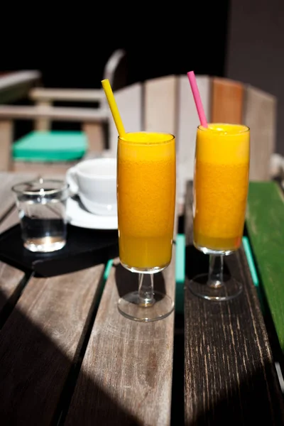 Frischer Orangensaft Auf Restauranttisch Erfrischendes Sommergetränk — Stockfoto