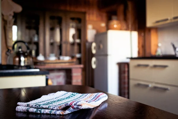 模糊的乡村厨房内部 注重餐巾纸和桌子空间 — 图库照片