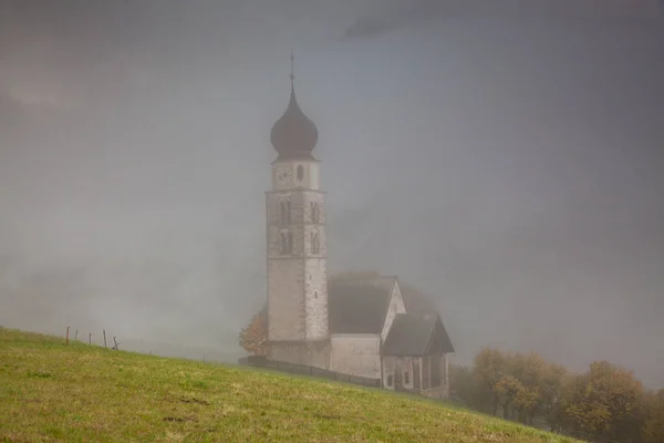 霧のような晩秋の日にサンバレンティーノ教会 Siusi Allo Sciliar Castelrotto Dolomites イタリア — ストック写真
