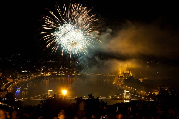Los Fuegos Artificiales Del Agosto Sobre Parlamento Budapest Danubio Puente — Foto de Stock