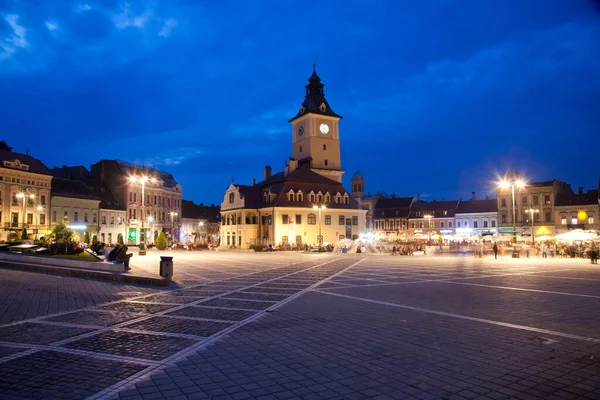 夜のブラソフ本部広場ルーマニア — ストック写真
