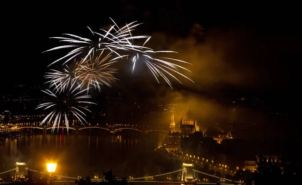 Augusztus Tűzijáték Parlament Duna Szent István Híd Felett Vagy Magyarország — Stock Fotó