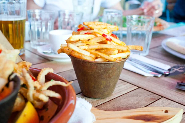 Tintenfischfritti Und Chips Auf Dem Restauranttisch — Stockfoto