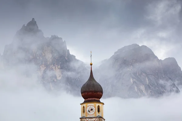 Iglesia San Valentino Día Niebla Finales Otoño Siusi Allo Sciliar — Foto de Stock