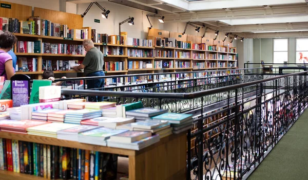 Brasov Rumänien Juli 2018 Unbekannte Der Buchhandlung Carturesti Brasov — Stockfoto