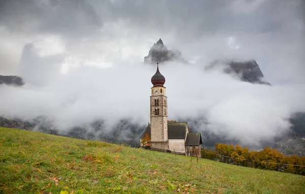 Igreja São Valentino Dia Nebuloso Final Outono Siusi Allo Sciliar — Fotografia de Stock