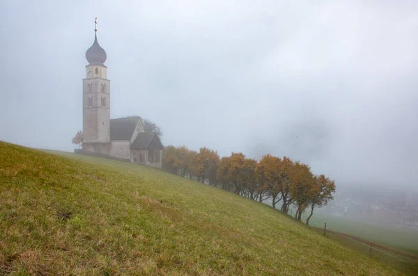 Iglesia San Valentino Día Niebla Finales Otoño Siusi Allo Sciliar —  Fotos de Stock