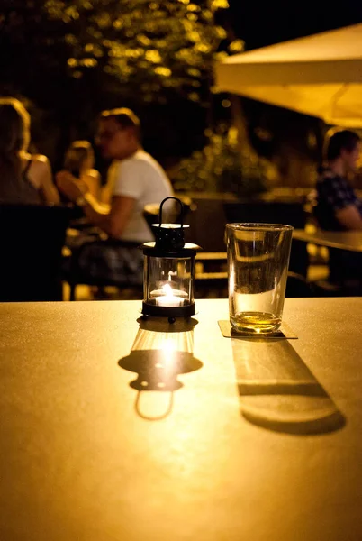 Nachts Leeres Glas Auf Einem Restauranttisch — Stockfoto