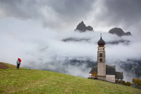 Igreja São Valentino Dia Nebuloso Final Outono Siusi Allo Sciliar — Fotografia de Stock