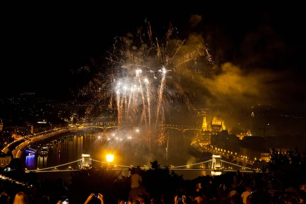 8月20日はブダペスト議会 ドナウ川と聖シュテファンの鎖橋 ハンガリー建国記念日 — ストック写真