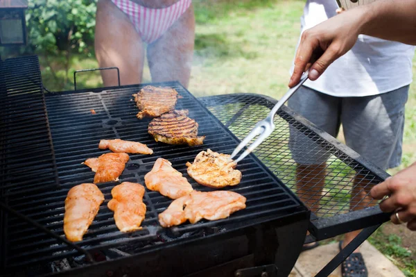 Making Barbecue Backyard — Stock Photo, Image