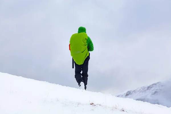 Trekking Snowy Winter Landscape — Stock Photo, Image