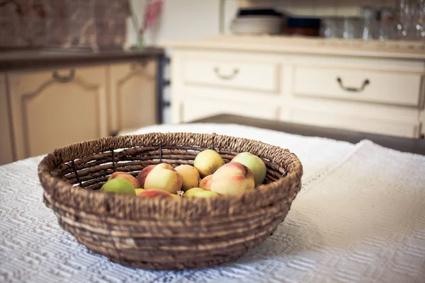 Şeftalili sepet retro mutfak masasında