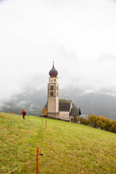 Igreja São Valentino Dia Nebuloso Final Outono Siusi Allo Sciliar — Fotografia de Stock