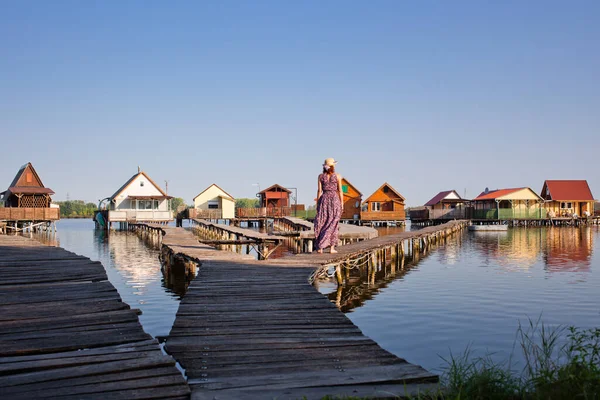 Macaristan Bokod Gölü Üzerinde Yüzen Köy — Stok fotoğraf
