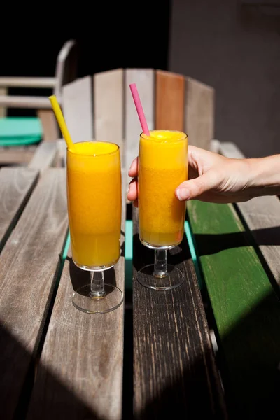 Frischer Orangensaft Auf Restauranttisch Erfrischendes Sommergetränk — Stockfoto