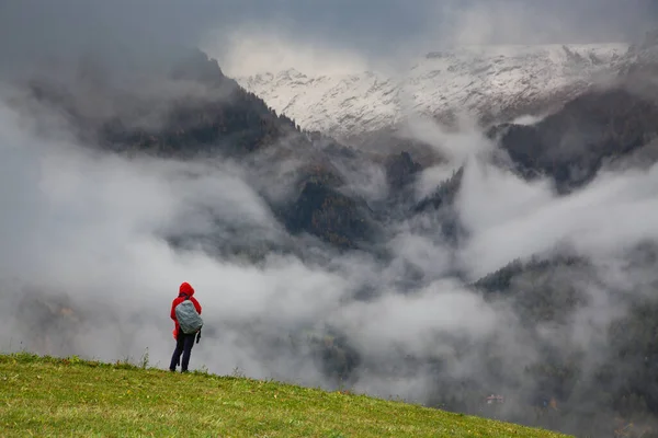 Voyageur Rouge Contre Pic Montagne Brumeux — Photo